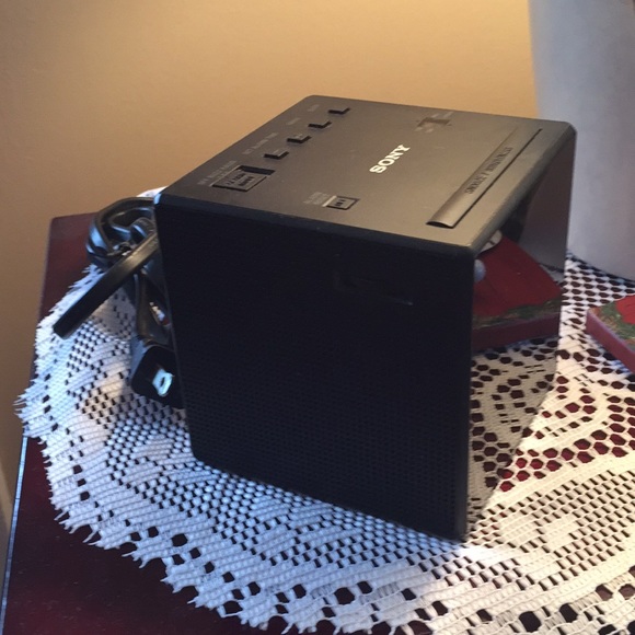 Small Sony clock am fm alarm radio 🌷🌷🌸🌷🌷 - Picture 2 of 3